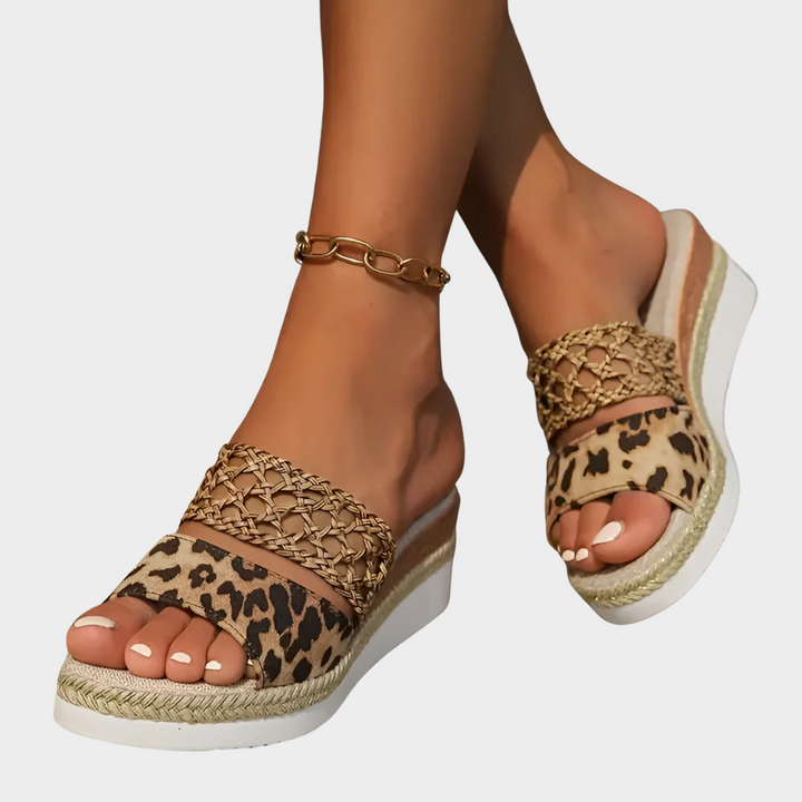 MADDISON | LIGHTWEIGHT LEOPARD PRINT SANDALS.